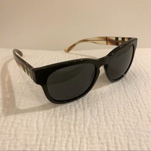 Burberry sunglasses black frame plaid arms
